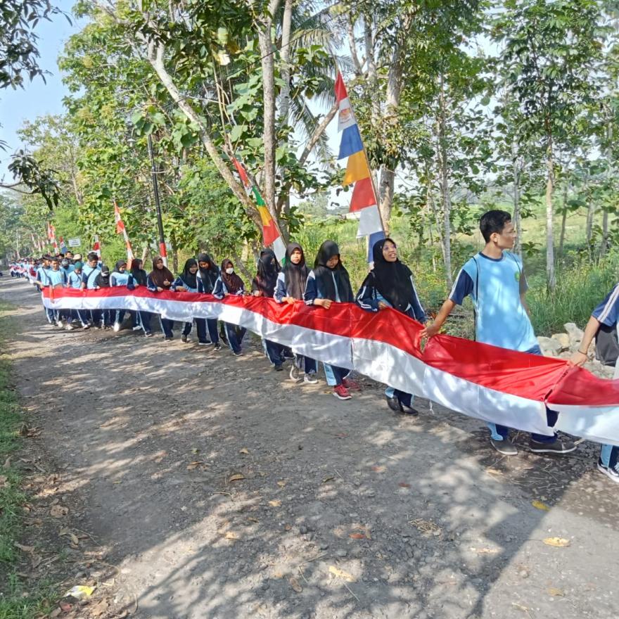 SMK 2 Muhammadiyah Wates Bentangkan Bendera Merah Putih 